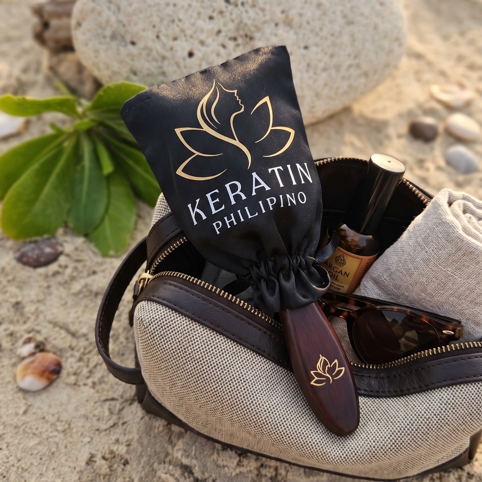 Kefa Glow Ritual Brush so saténovým vrecúškom na cestách